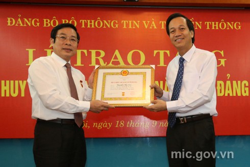 Bộ trưởng Nguyễn Bắc Son nhận huy hiệu 40 năm tuổi Đảng - ảnh 1